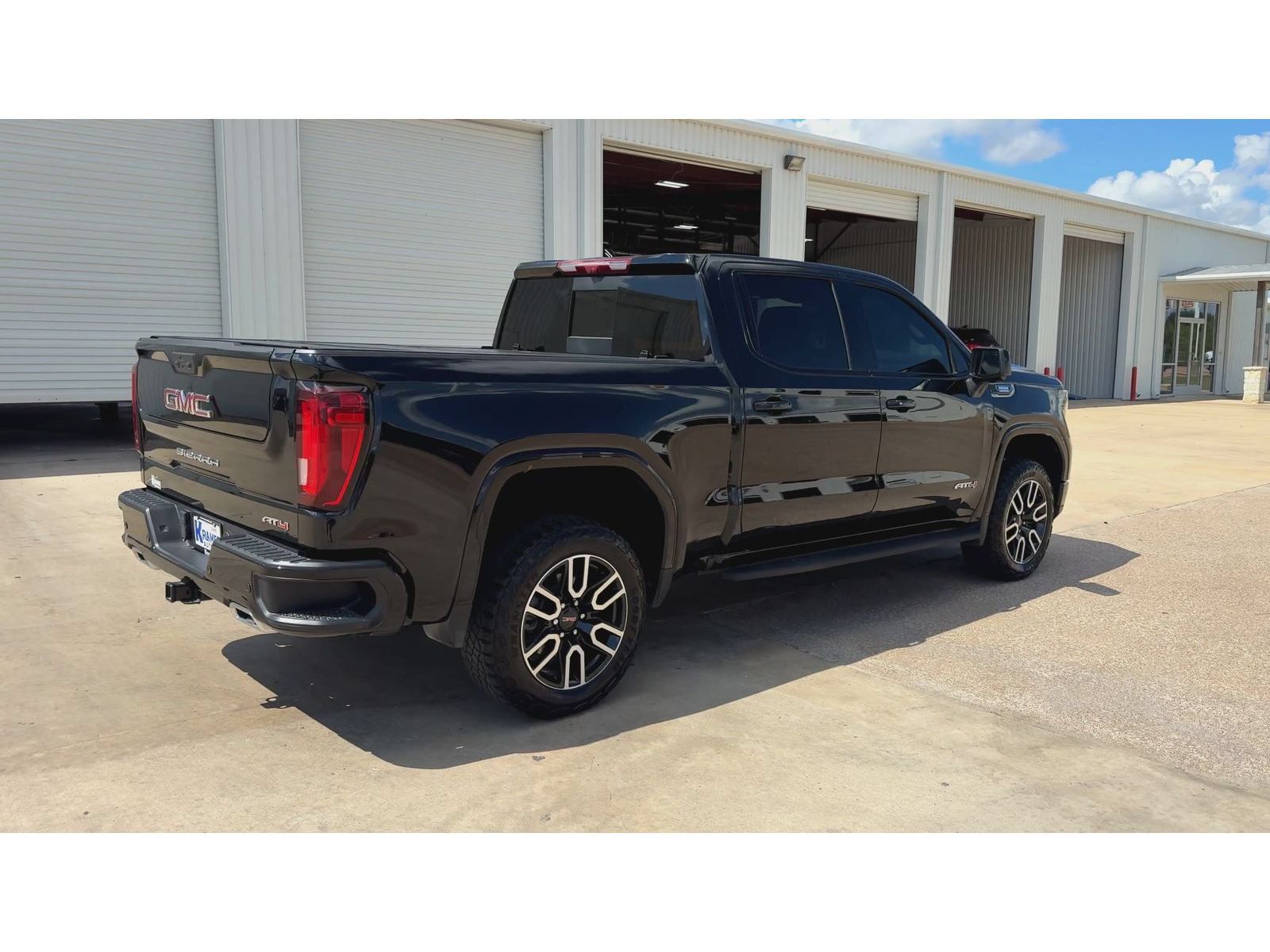 Used 2025 GMC Sierra 1500 AT4 w/ AT4 Premium Package AWD/4WD image 8