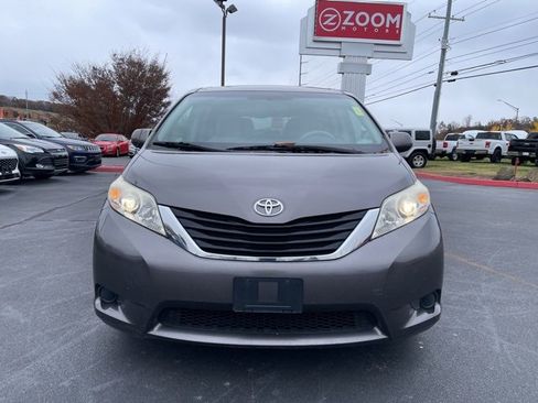 Used 2012 Toyota Sienna LE image 3