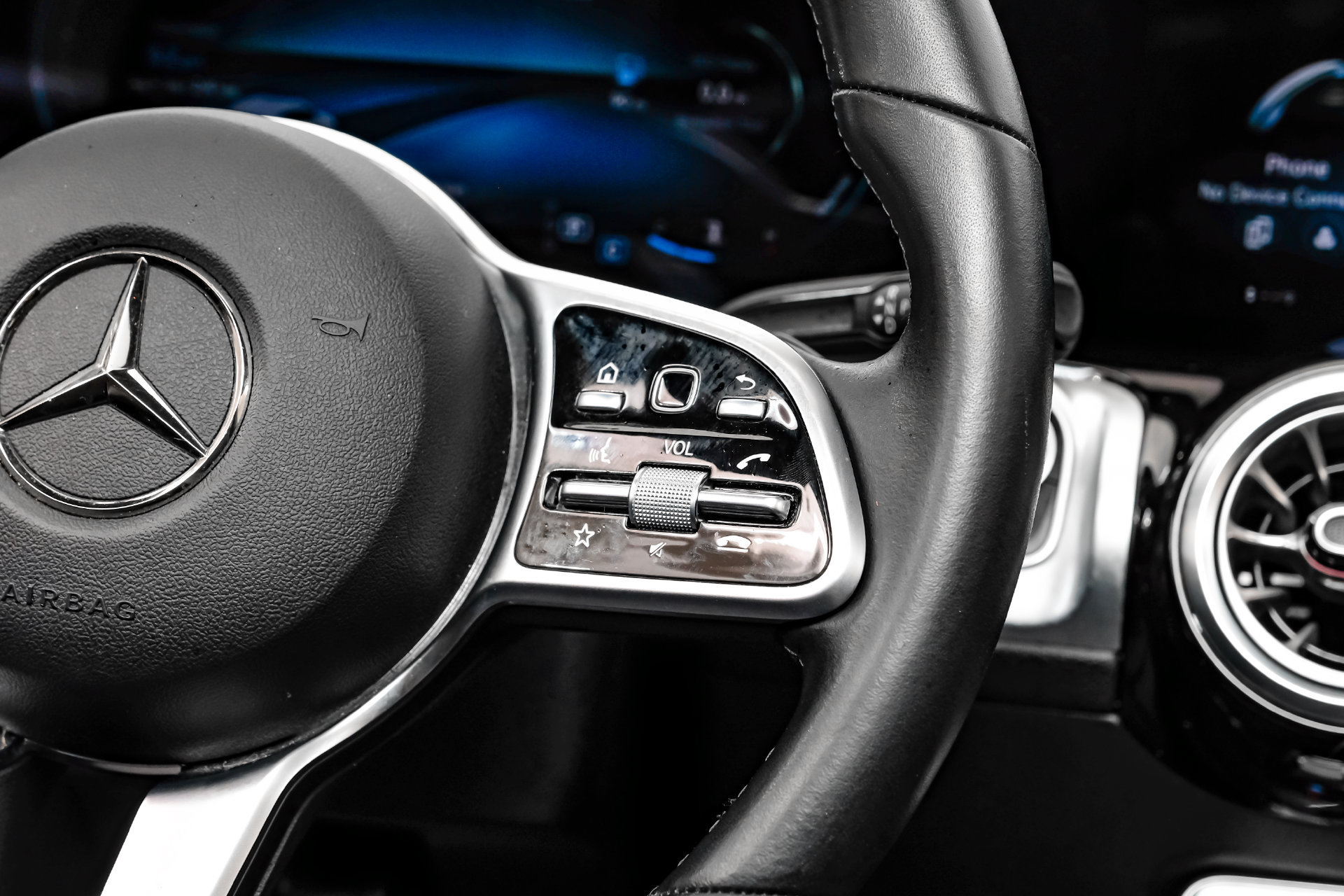 Used 2023 Mercedes-Benz GLB 250 w/ Premium Package image 22