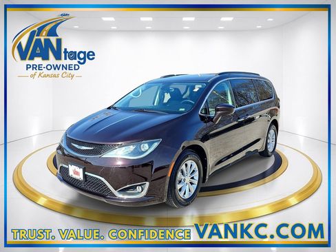 Used 2017 Chrysler Pacifica Touring-L image 1