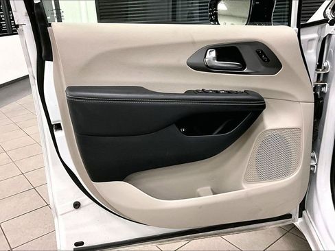 Used 2024 Chrysler Pacifica Select image 20