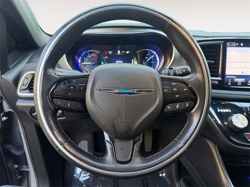 Used 2021 Chrysler Pacifica Limited w/ Uconnect Theater Family Group image 17