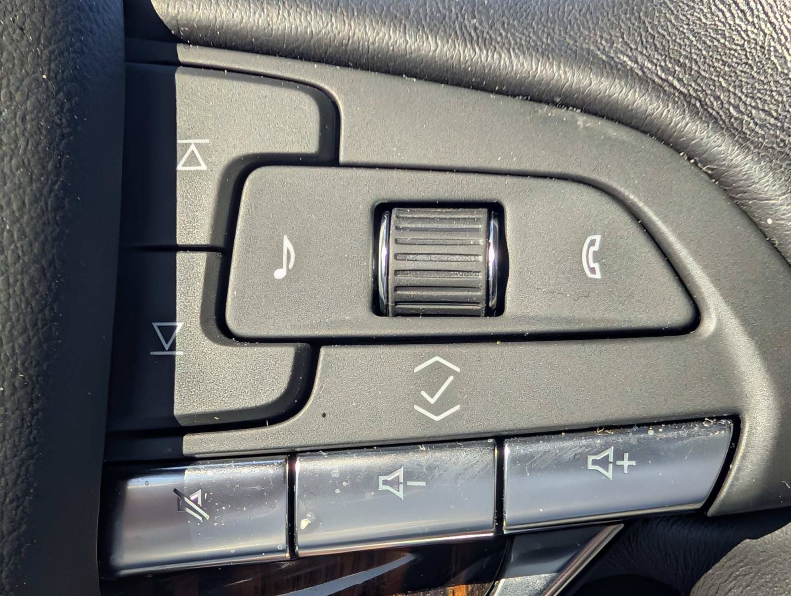 Used 2022 Cadillac Escalade Premium Luxury RWD image 15