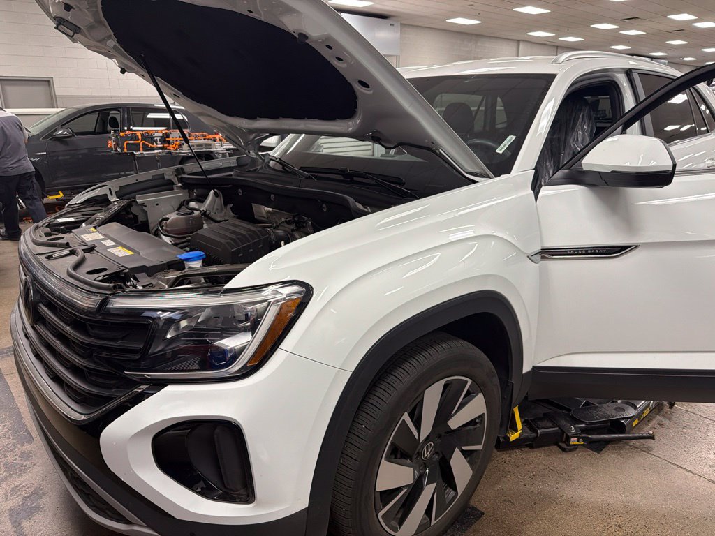 Used 2024 Volkswagen Atlas Cross Sport SE AWD/4WD image 5