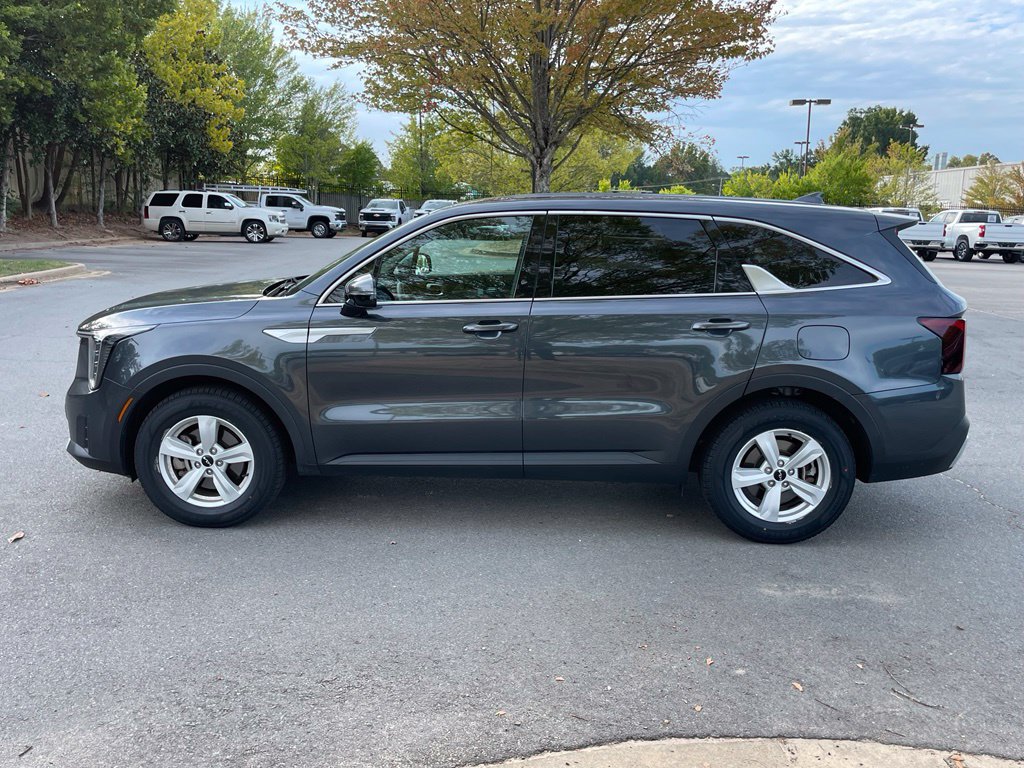Used 2024 Kia Sorento LX FWD image 4