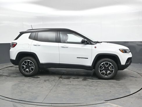 Used 2025 Jeep Compass Trailhawk image 3