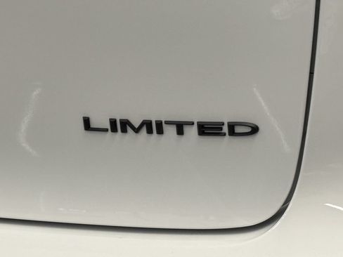 New 2027 Chrysler Pacifica Limited FWD image 8