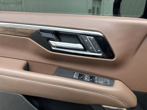 Certified 2025 Chevrolet Suburban High Country image 33