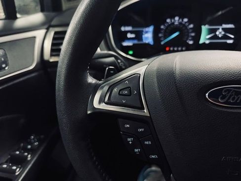 Used 2017 Ford Fusion SE w/ Fusion SE Technology Package image 24