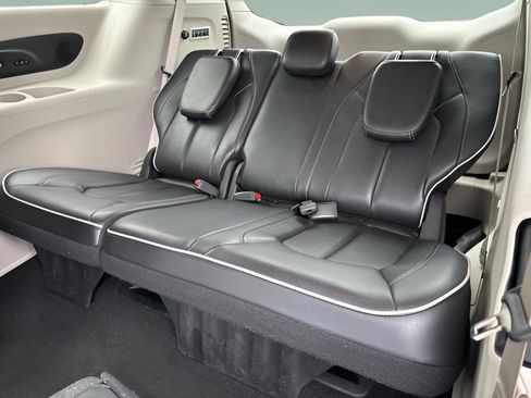 Used 2022 Chrysler Pacifica Limited w/ Uconnect Theater Family Group image 11