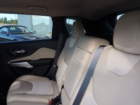 Used 2017 Jeep Cherokee Sport image 15