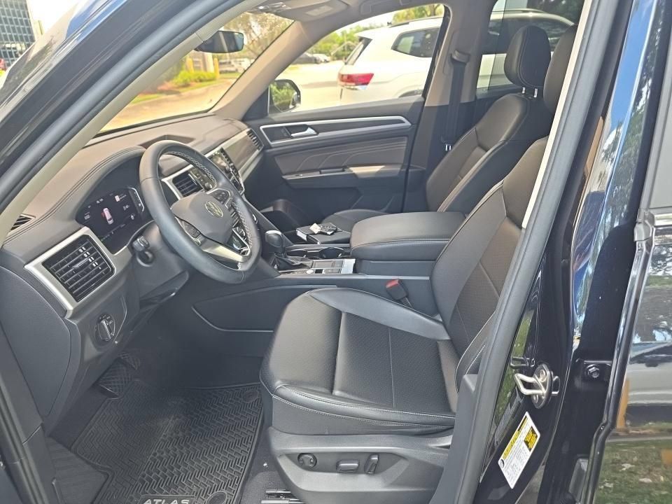 Used 2023 Volkswagen Atlas SE w/ Black Wheel Package FWD image 6