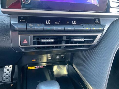 Used 2025 Toyota Camry SE w/ Convenience Package FWD image 32