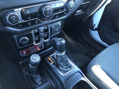 Used 2024 Jeep Gladiator Sport image 18