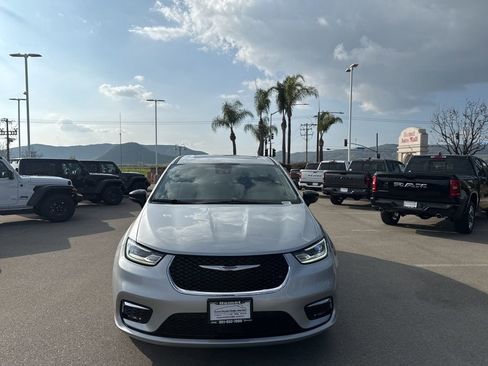 Used 2024 Chrysler Pacifica Limited image 3