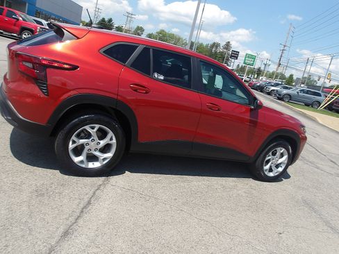 Used 2024 Chevrolet Trax LS w/ LS Convenience Package FWD image 8