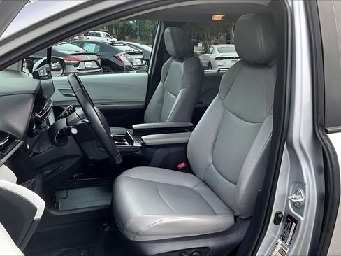 Used 2025 Toyota Sienna XLE FWD image 27
