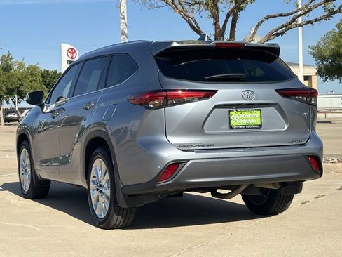Used 2023 Toyota Highlander Limited FWD image 3
