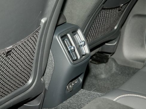 Certified 2023 Volvo XC40 Recharge Ultimate w/ Protection Package Premier image 17