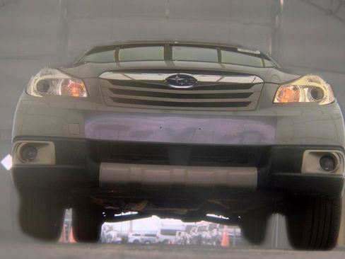 Used 2011 Subaru Outback 2.5i Limited w/ PWR Moonroof Pkg AWD/4WD image 3