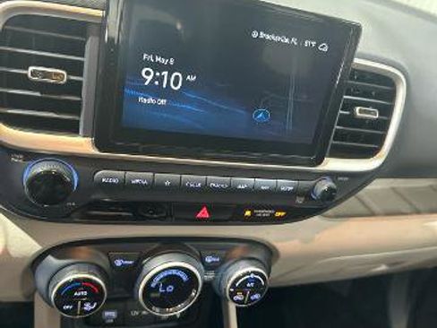 Used 2024 Hyundai Venue Limited FWD image 22