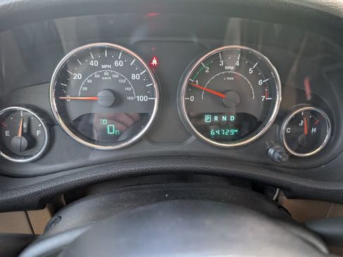 Used 2017 Jeep Wrangler Unlimited Sahara w/ Connectivity Group AWD/4WD image 12