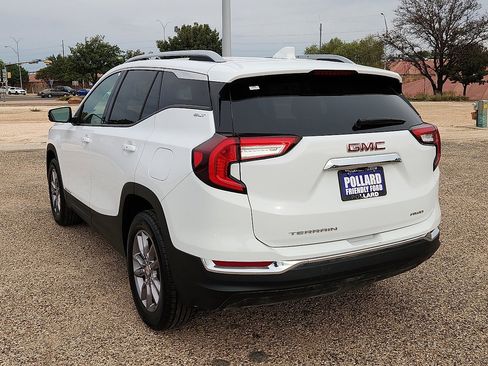 Used 2024 GMC Terrain SLT image 2