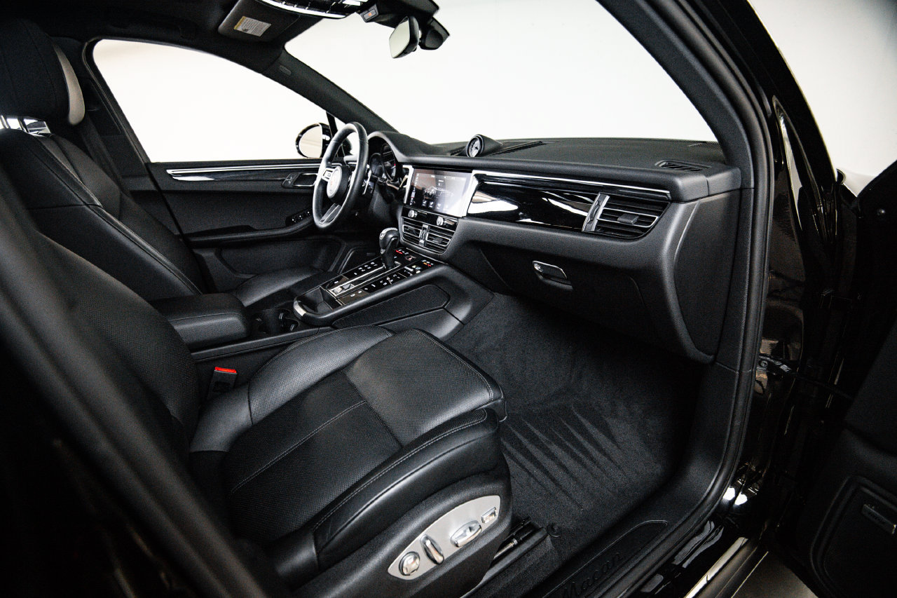 Certified 2024 Porsche Macan AWD/4WD image 27