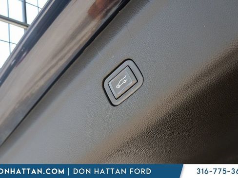 Used 2023 Buick Enclave Essence AWD/4WD image 32