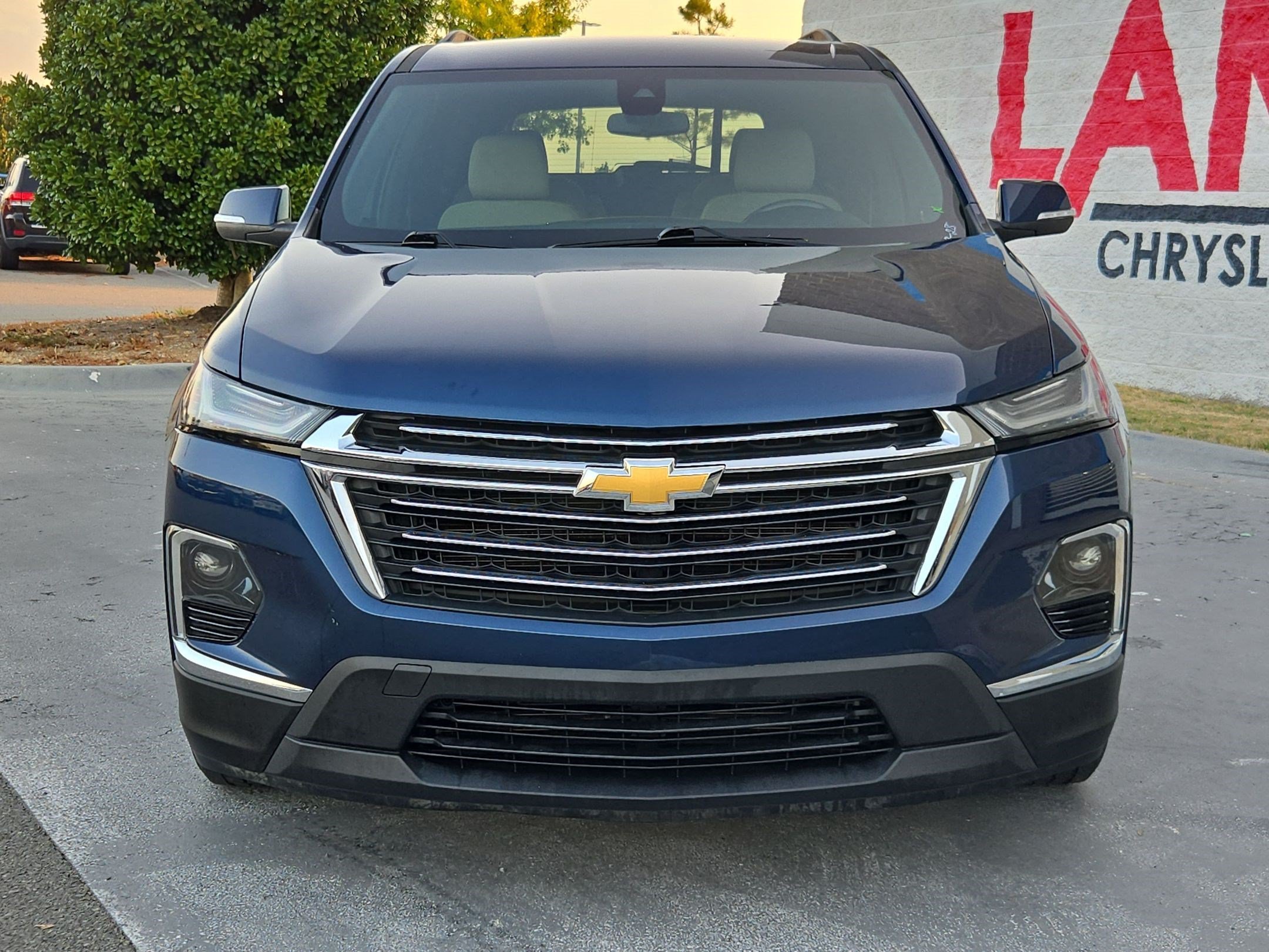 Used 2022 Chevrolet Traverse LT FWD image 2