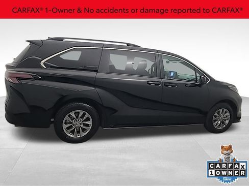 Used 2025 Toyota Sienna LE image 2