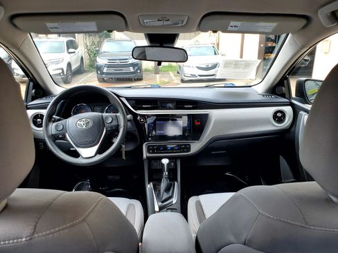 Used 2018 Toyota Corolla LE w/ Carpet Mat Package (TMS) FWD image 2