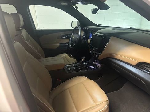Used 2023 Chevrolet Traverse Premier FWD image 3