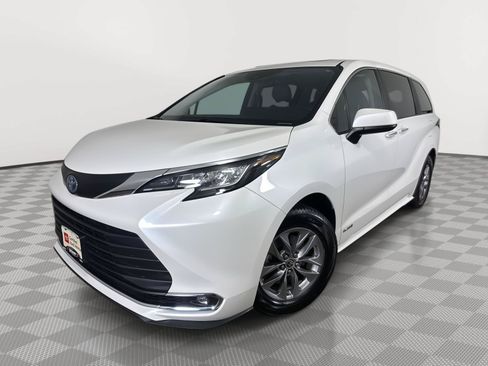 Used 2021 Toyota Sienna XLE FWD image 1