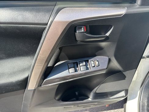 Used 2018 Toyota RAV4 LE FWD image 9