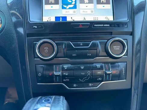 Used 2018 Ford Explorer XLT w/ Equipment Group 202A AWD/4WD image 22
