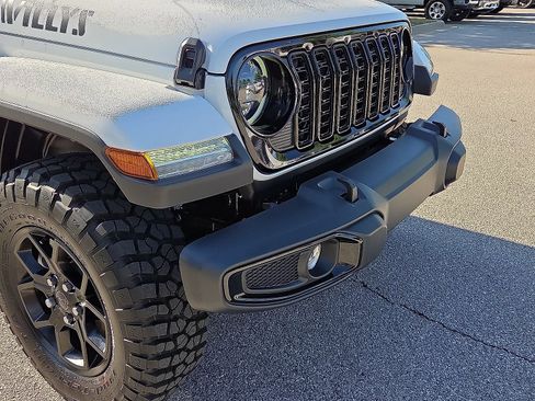 Used 2025 Jeep Gladiator Sport AWD/4WD image 7
