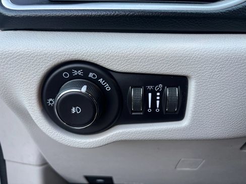Used 2017 Chrysler Pacifica Touring Plus w/ Tire & Wheel Group FWD image 16