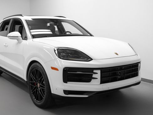Used 2026 Porsche Cayenne S image 9