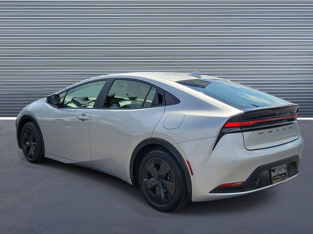 Used 2025 Toyota Prius LE FWD image 4
