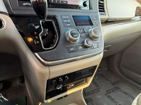 Used 2015 Toyota Sienna XLE Premium image 42