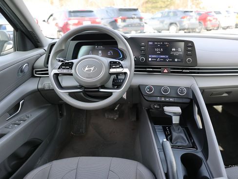 Certified 2024 Hyundai Elantra SE image 12