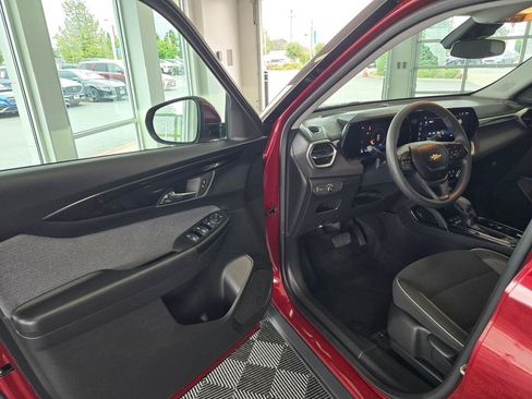 Used 2025 Chevrolet TrailBlazer LT AWD/4WD image 32