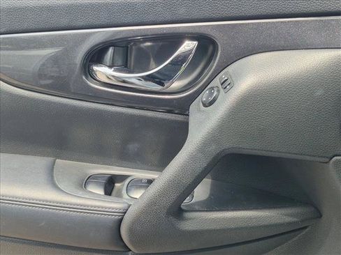 Used 2018 Nissan Rogue SV FWD image 3