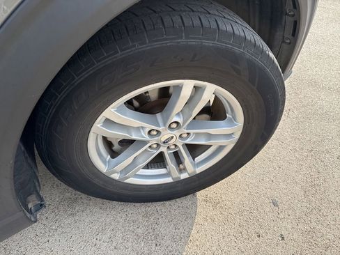 Used 2022 Ford Explorer XLT image 16