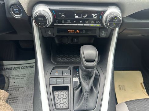 Used 2022 Toyota RAV4 XLE image 31