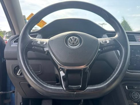 Used 2018 Volkswagen Tiguan SE w/ 18" Alloy Wheels Package FWD image 7
