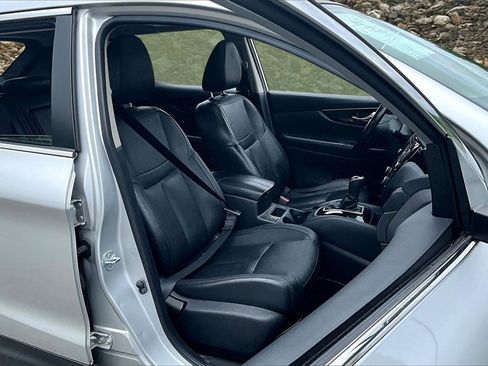 Used 2017 Nissan Rogue Sport SL w/ SL Premium Package image 4