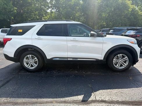 Used 2022 Ford Explorer XLT AWD/4WD image 2