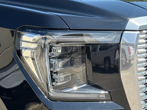 Used 2023 GMC Yukon XL Denali AWD/4WD image 4